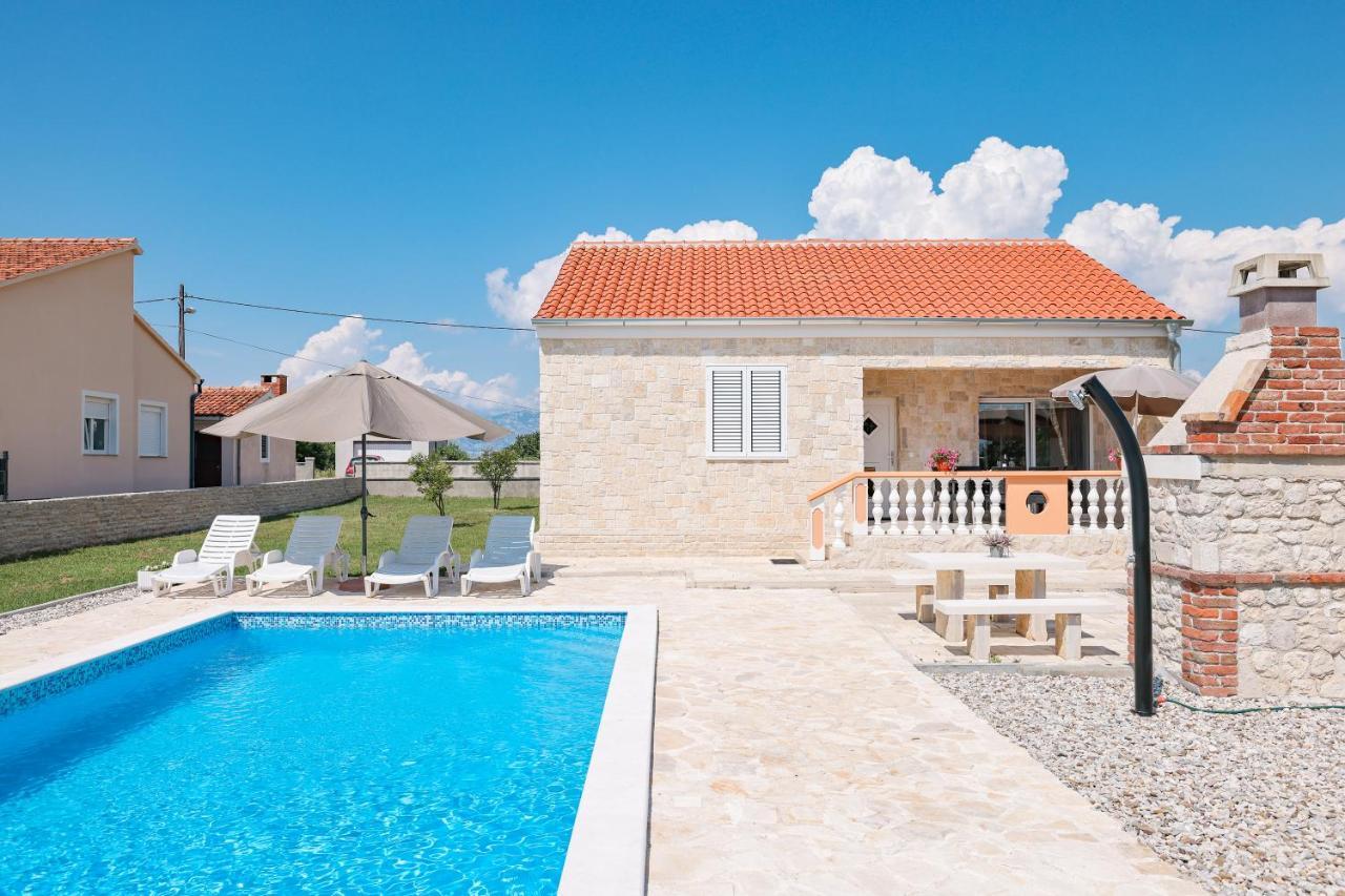נין Villa Stone House With Pool מראה חיצוני תמונה