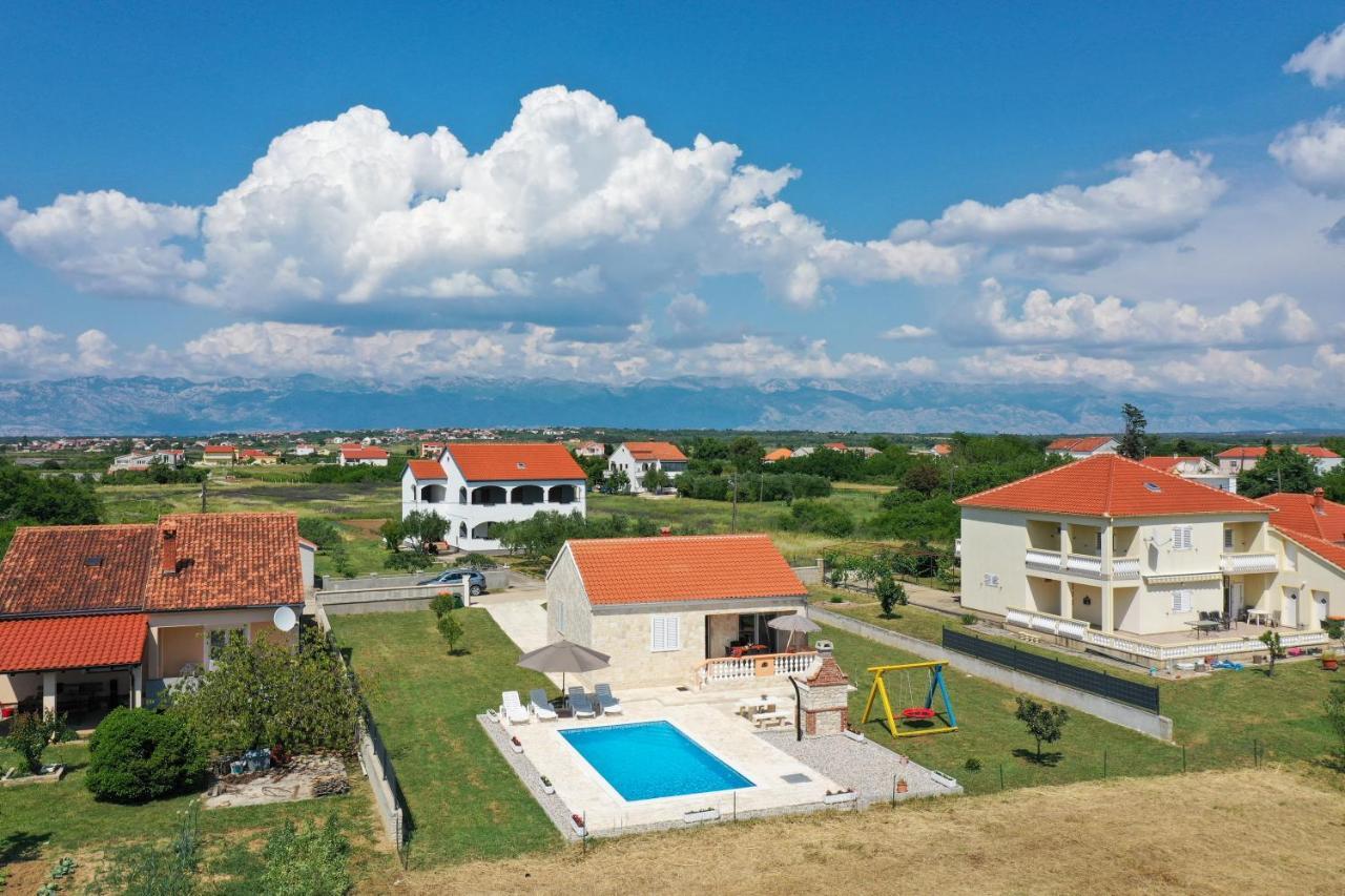 נין Villa Stone House With Pool מראה חיצוני תמונה